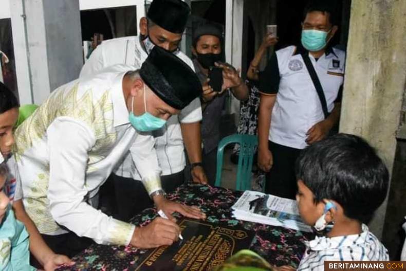 Walikota Padang Mahyeldi tandatangani prasasti saat peresmian Masjid Muthmainnah Simpang Tiga Belimbing.