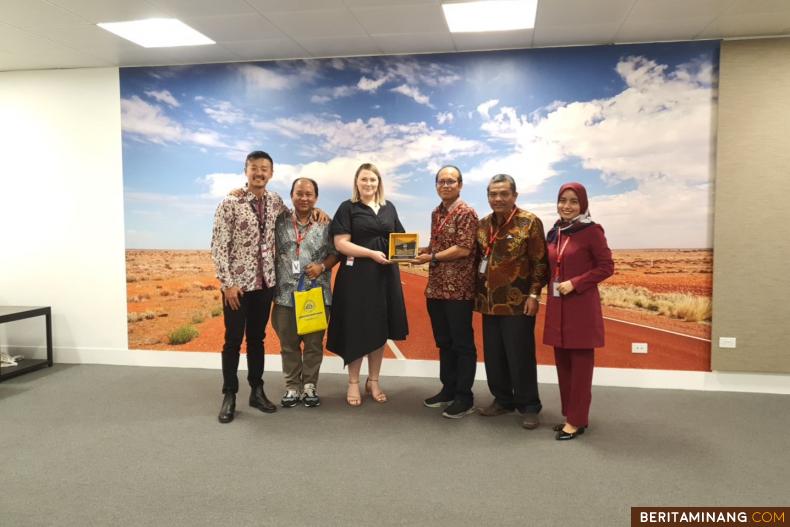 Serah terima cendera mata oleh Wakil Rektor IV Universitas Negeri Padang kepada Tim Public Diplomacy and Education Kedubes Australia, Jakarta. Foto ET.