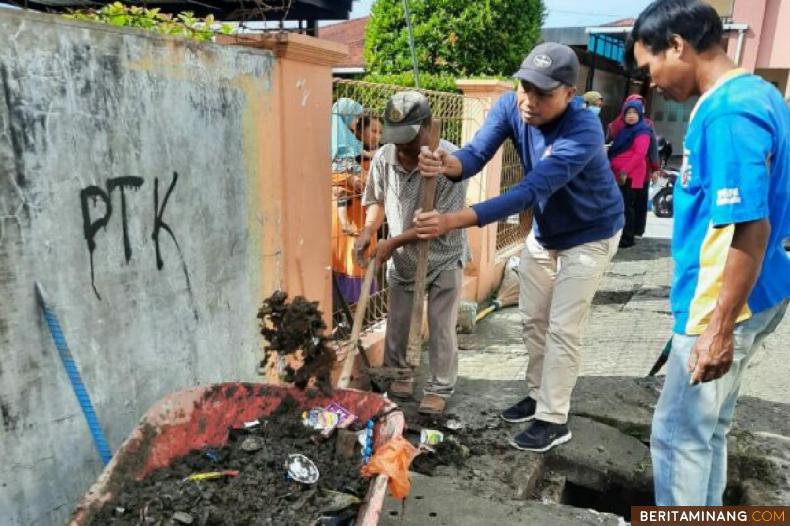 Kegiatan Gotong Royong bersama membersihkan got, riol, dan saluran air di Kecamatan Mandiangin Koto Selayan, Bukittinggi, Minggu (13/06).