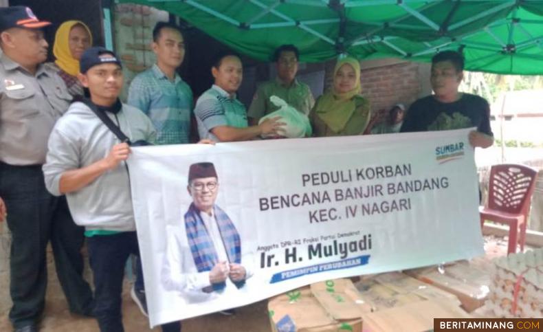 Tim Mulyadi Peduli saat serahkan bantuan untuk korban banjir IV Nagari.