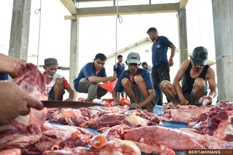 Perantau Minang Pangkalpinang sedang membagi-bagi daging hewan qurban. Foto Replianto