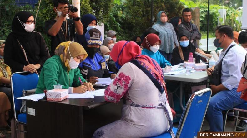 Suasana pelaksanaan vaksinasi Covid-19 di Padang Panjang.