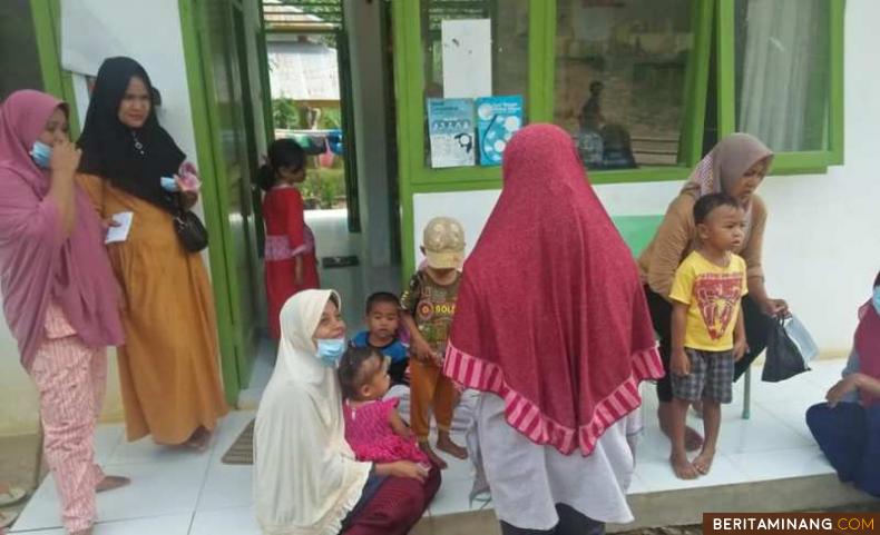 Para ibu-ibu kelurga transmigran Padang Tarok Sijunjung saat mendatangi Pustu Padang Tarok SP 1 guna ikut pelayanan kesehatan Posyandu. Foto: Humas Disnakertrans Sumbar