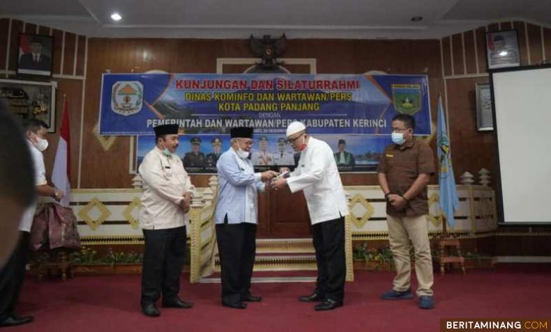 Wakil Bupati Kerinci  Ir. H. Ami Taher menyerahkan kenang-kenangan pada Kadis Kominfo Padang Panjang Ampera Salim.
