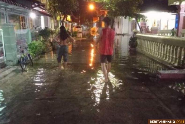 Banjir rob akibat perubahan iklim dan cuaca di kawasan pantai Kota Padang. Foto:langgam