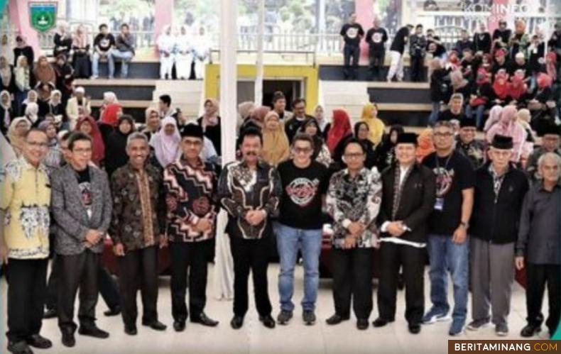 Wawako Asrul foto bersama para peserta Mubes Alumni SMAN 1 Padang Panjang, Sabtu (3/12/2022). Foto: Kominfo Padang Panjang