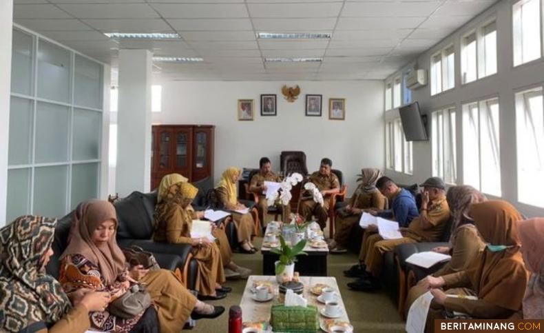 Wakil Wali Kota, Drs. Asrul saat memimpin rapat evaluasi stunting di ruang kerjanya, Selasa (10/1/2022). Foto: Kominfo Padang Panjang