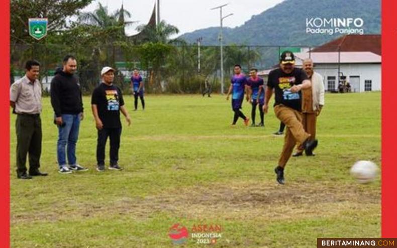 Wakil Wali Kota, Drs. Asrul secara resmi menendang bola saat membuka Turnamen LPM Cup Kota Padang Panjang 2023, Senin (21/8/2023) di Lapangan Gunung Sejati.Foto: Kominfo Padang Panjang