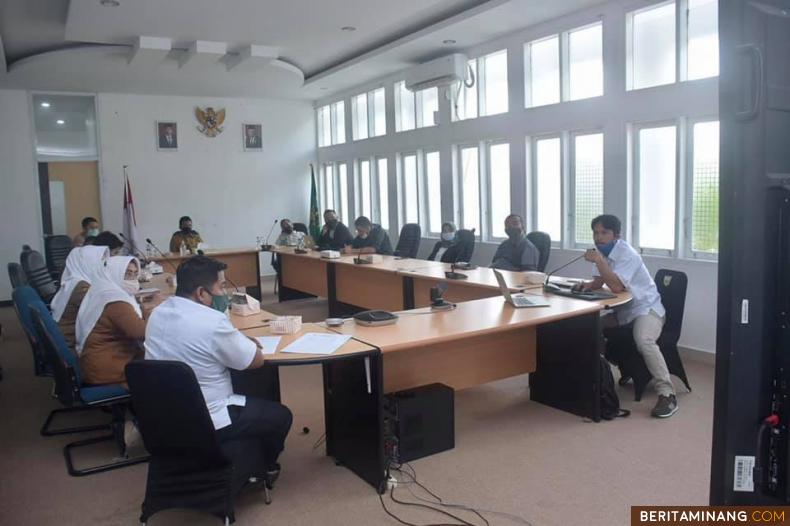 Wakil Wali Kota (Wawako) Padang Panjang, Drs. Asrul dalam pertemuannya dengan tim yang terdiri OPD terkait, praktisi dan akademisi di Ruang VIP Balaikota, Senin (24/5).
