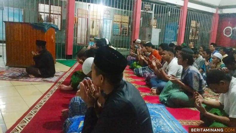Warga Binaan Pemasyarakatan (WBP) Rumah Tahanan Negara Kelas IIB Muara Labuh, Kabupaten Solok Selatan melaksanankan Do'a bersama bagi korban tenggelamnya kapal selam KRI Nanggala-402, Minggu (25/4/2021) malam.