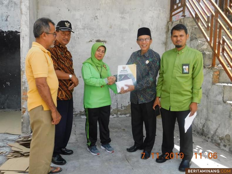 Wakil Ketua Baznas Padang, H.Syafriadi Autid, ketika menyerahkan bantuan Kamis, 7 Novemver 2019 M. Foto Humas Baznas Padang