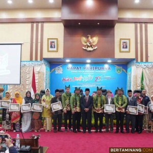 10 Tokoh Terima Pin Emas Saat HJK ke-233 Kota Padang Panjang