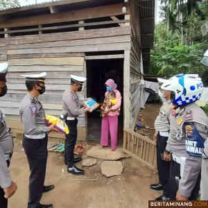 HUT ke-66, Satlantas Polres Dharmasraya Berikan Bantuan Sembako ke Warga Kurang Mampu