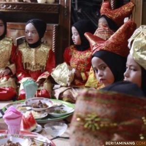 Ajarkan Budaya Minangkabau, TK Darul Falah Padang Panjang Gelar Makan Bajamba