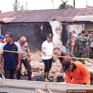 Bersinergi Dengan TNI-Polri, Pramuka,Pj Wako Rida Ananda Ikut Bersihkan Reruntuhan Sisa kebakaran