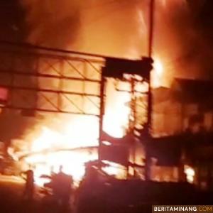 BREAKING NEWS: Kebakaran Hebat Terjadi di Terminal Truk Kiliran Jao Sijunjung