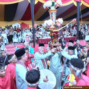 Gubernur Sumbar: Pesona Hoyak Tabuik Pariaman Sebagai Festival Terbesar di Pesisir Sumatera