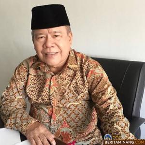 Guru Besar UNP Prof. Sufyarma Marsidin Dilantik Jadi Rektor Unes Padang