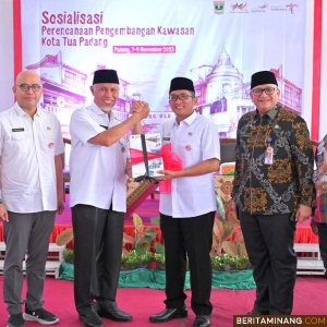 Kembangkan Pariwisata, Gubernur Sumbar Serahkan Masterplan Pengembangan Kawasan Kota Tua Padang