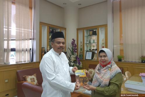 Ketua MGMP Bahasa Indonesia SMP Sumatera Barat, Yurnelis, M.Pd., Terbitkan Buku Kumpulan Puisi
