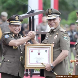 Mendagri Irup Gelar Pasukan Satpol PP Satlinmas se-Indonesia, Gubernur Sumbar Terima Penghargaan