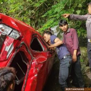Mobil Calya Terjun ke Jurang di Cubadak Bungkuak Silaing Padang Panjang