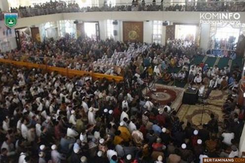 Naik Moge ke Padang Panjang, Ribuan Jemaah Hadiri Tablig Akbar UAS di Islamic Center