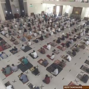 Patuhi Prokes Covid-19, Shalat Idul Adha di Masjid Islamic Center Padang Panjang Khidmat