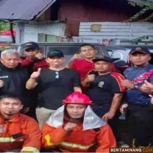 Petugas Damkar Pemko Bukittinggi Berjibaku Memadamkan Api di Tambuo