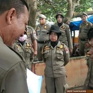 Pol PP Padang Ingatkan Pedagang Muaro Lasak, Jangan Berjualan di Trotoar dan Batu Grip