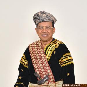 Rektor UNP Prof. Ganefri Terima Penghargaan Ayah Genre Inspirator 2023 dari Pemda Sumbar