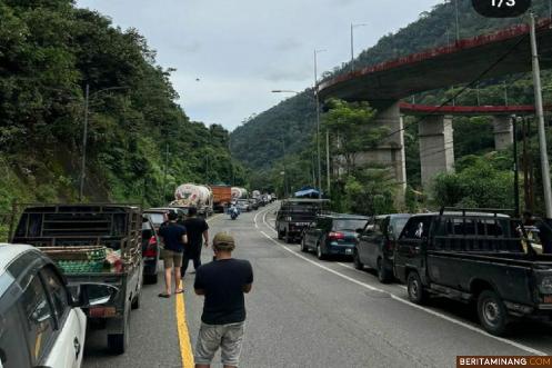 Truk Tronton Alami Rem Blong,Ratusan Kendaraan Terjebak Kemacetan Di Kelok Sembilan