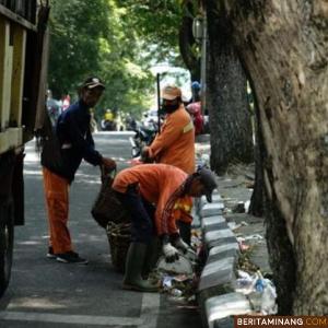 Usai Pawai, Pasukan Oranye Sigap Bersihkan Sampah di Kota Padang Panjang