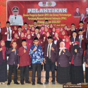 Wako Hendri Septa Saksikan Pelantikan Pengurus DPD PPNI Kota Padang 2022-2027