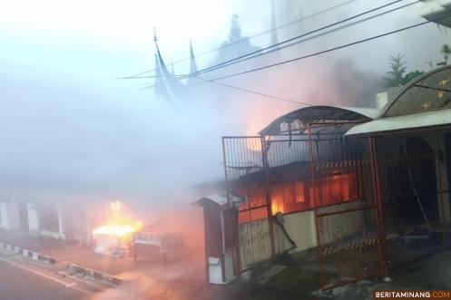 Warung Beserta 2 Motor Ludes Terbakar di Jalan Sudirman Payakumbuh, Pemilik Mengalami Luka Bakar