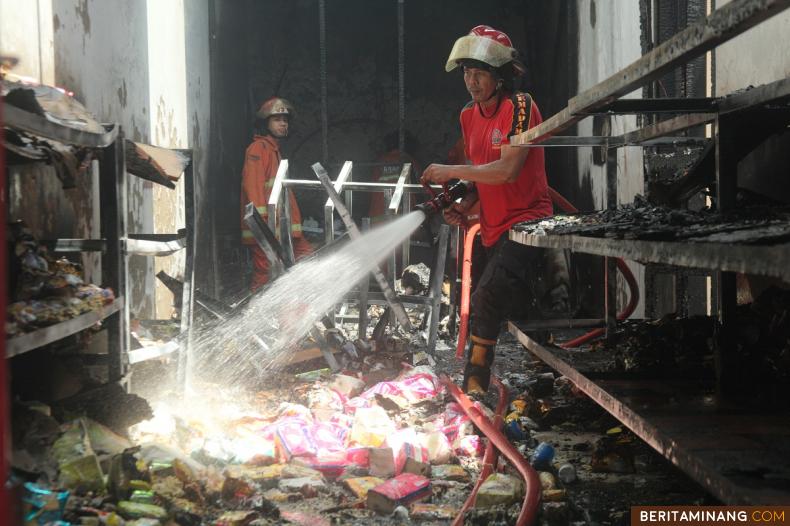 Gudang Mini Market Terbakar Di Batusangkar