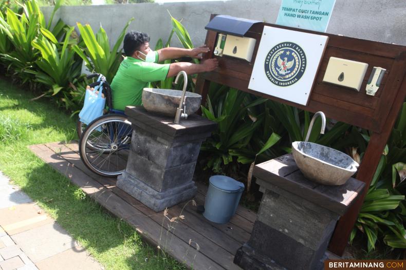 Penyandang disabilitas pengguna kursi roda menyuci tangan pada fasilitas umum yang disediakan di Nusa Dua, Bali, Senin (08/11/2021). Ketersedian infrastruktur yang ramah atau aksesibel merupakan salah satu bukti pemenuhan hak penyandang disabilitas di Indonesia. (Beritaminang/Adi Prima).