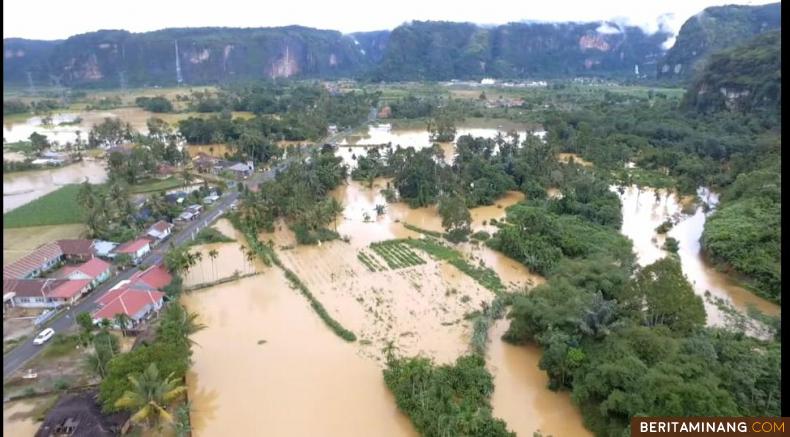 Tim Gabungan melakukan upaya penanganan banjir dan longsor di wilayah Kabupaten Lima Puluh Kota, Sumatra Barat Senin (18/12/2023). Foto-Foto : BPBD KabupatenLimaPuluhKota