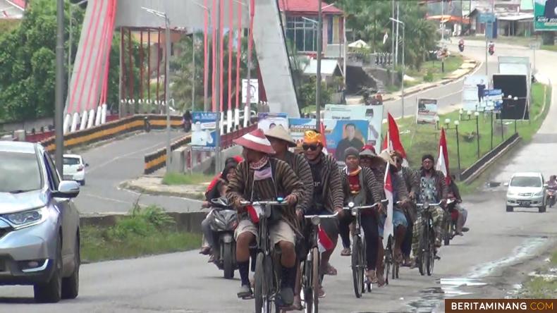 				Beragam kegiatan dilakukan warga di Provinsi Sumatera Barat menyambut HUT RI ke-75 yang jatuh Senin, 17 Agustus 2020. Pesta rakyat dengan memperhatikan protokol kesehatan Covid-19 dilakukan warga. Silahkan menikmati keseruannya. Foto Eko P						