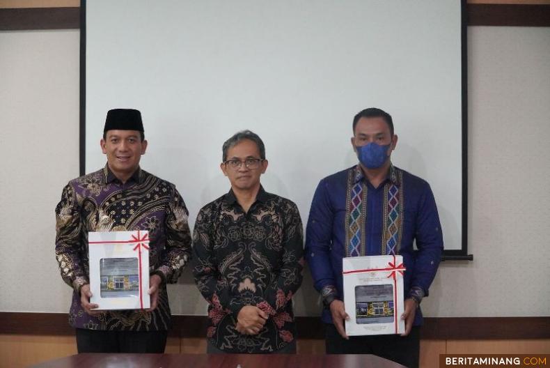 https://www.beritaminang.com/photos/foto/foto-pj-wako-padang-panjang-dan-kepala-bpk-perwakilan-sumbar-berpose_foto3_050424011823.jpeg