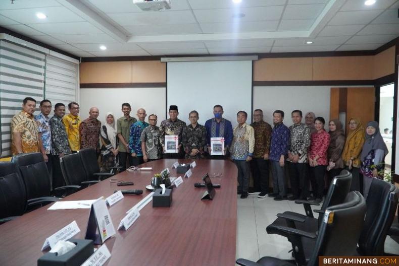https://www.beritaminang.com/photos/foto/foto-pj-wako-padang-panjang-foto-bersama-aparat-terkait-usai-terima_foto2_050424011823.jpeg