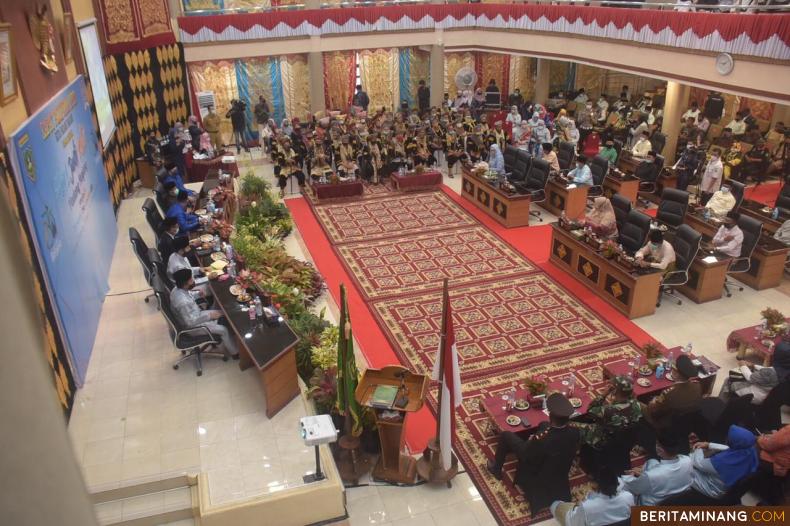 PADANGPANJANG - Dewan Perwakilan Rakyat Daerah (DPRD) Kota Padangpanjang menggelar rapat Paripurna Istimewa memperingati Hari Jadi Kota (HJK) Padangpanjang yang ke 230, di ruang sidang DPRD, Selasa (1/12/2020). Acara tersebut turut dihadiri Gubernur Sumatera Barat (Sumbar) Prof. Dr. H. Irwan prayitno, S.Psi dan M.Sc, Walikota dan Wakil Walikota H. Fadly Amran, BBA dan Drs Asrul, Ketua DPRD, Mardiasyah, A.Md beserta Wakil, unsur Forkopimda, OPD, Niniak Mamak, Perwakilan DPRD Provinsi Sumbar, mantan Walikota dan Wakil Walikota periode sebelum-sebelumnya dan undangan lainnya. Foto-Foto: Humas