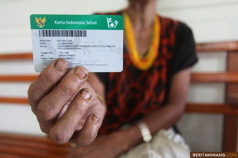 Pasien menunjukkan kartu JKN-KIS miliknya untuk syarat berobat gratis di Puskesmas Sarereiket, Desa Madobag, Siberut Selatan, Kepulauan Mentawai, Sumbar, Kamis (25/8/2022). (Beritaminang/Adi Prima)